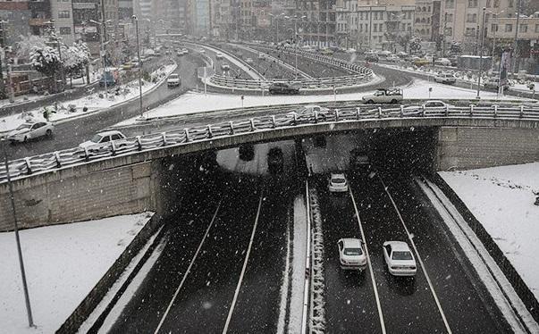 ترافیک نیمه سنگین به علت بارش برف در محورهای شمالی تهران