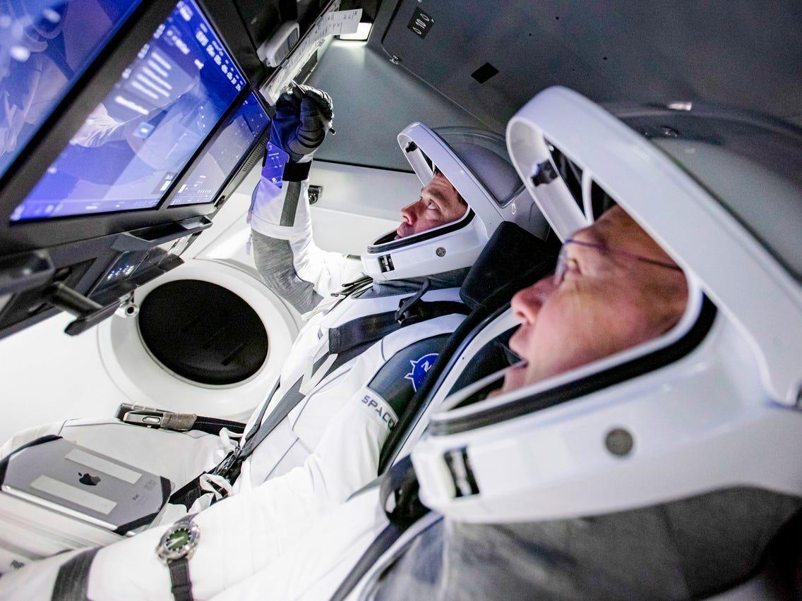 فضانوردان ناسا با خودروی تسلا به سکوی پرتاب می فرایند
