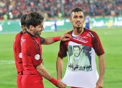ملاقات مهاجم پرسپولیس با خانواده شهید علیپور