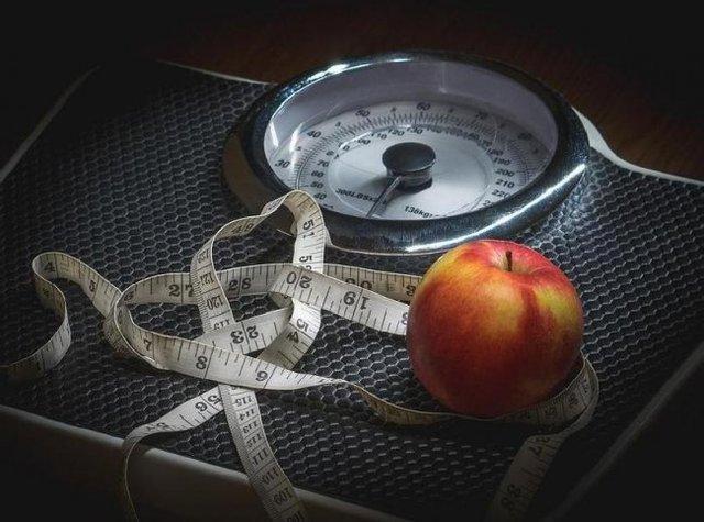 برای کاهش وزن کالری مهم تر است یا ورزش؟ برای کاهش وزن کالری مهم تر است یا ورزش؟