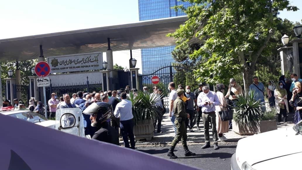 دلیل تجمع اعتراضی امروز مقابل بانک مرکزی دلیل تجمع اعتراضی امروز مقابل بانک مرکزی