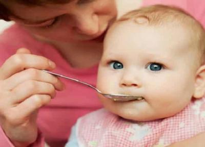 به نوزاد 5 ماهه چه غذای کمکی بدهیم؟