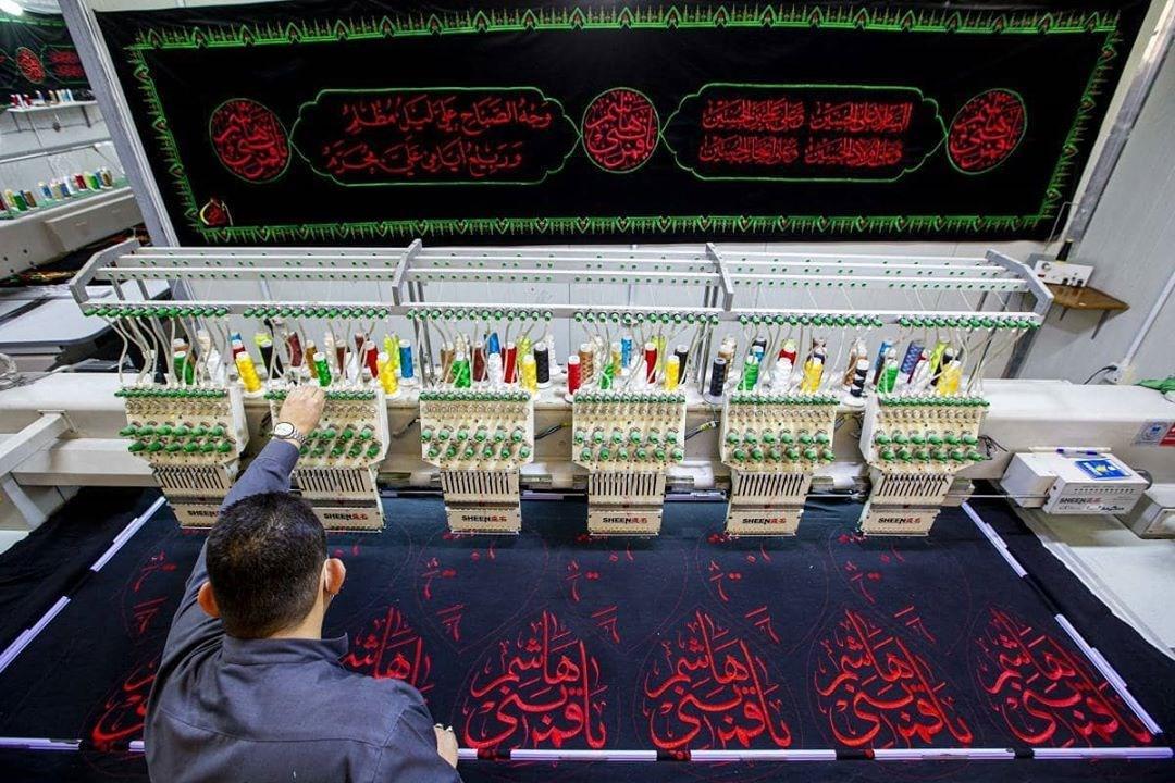 دوخت و آماده سازی کتیبه و سیاهی محرم برای حرم حضرت عباس (ع) دوخت و آماده سازی کتیبه و سیاهی محرم برای حرم حضرت عباس (ع)