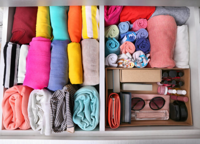 چگونه لباس های خود را در جای کوچک کمد جا دهیم؟