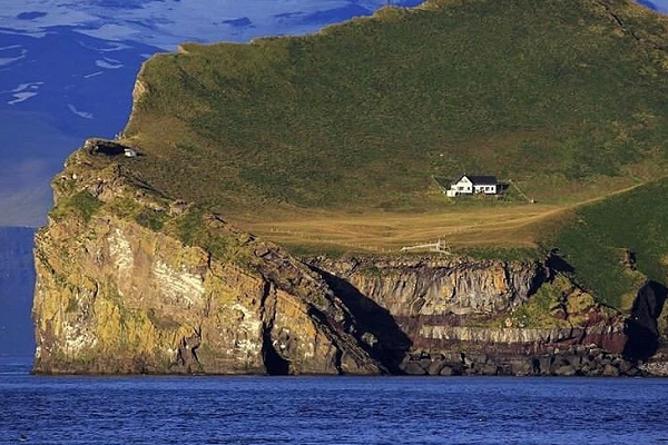 جزیره ای مرموز با خانه ای متروکه