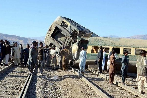 32 کشته و زخمی در حادثه خروج قطار از خط در پاکستان