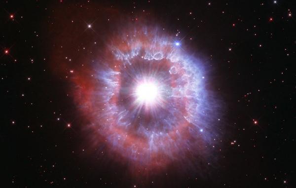 تلسکوپ فضایی هابل جزئیات چشم نواز یک ستاره جوان را به تصویر کشید