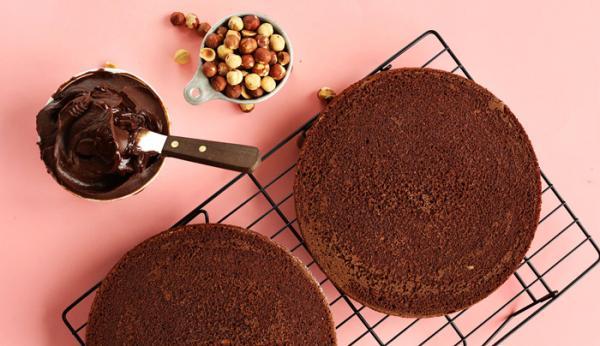 طرز تهیه کیک شکلاتی خیس مغزدار؛ با فر و بدون فر