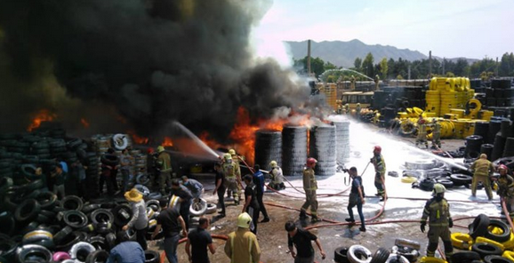 آتش سوزی گسترده بارانداز 50 هزار متری کالا در مشیریه