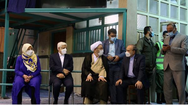 شخصیت هایی که با همسران خود رای دادند عکس شخصیت هایی که با همسران خود رای دادند